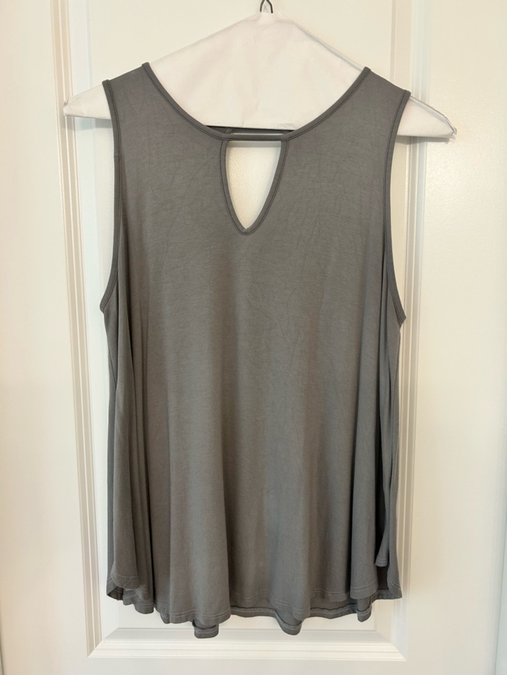 Filly Flair Gray Sleeveless Top Cutout Back Flowy Tank Size Large